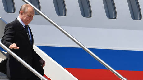 Vladimir Putin exits the Russian presidential plane © AFP / Andreas Solaro
