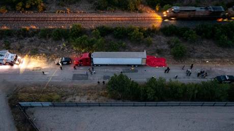 Police inspect a tractor trailer near San Antonio, Texas, June 27, 2022. © Jordan Vonderhaar / Getty Images