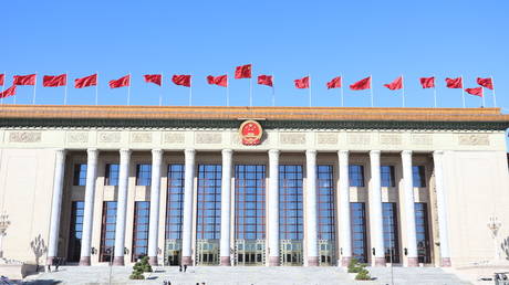 Pekin, Çin'deki bir hükümet binasındaki Çin bayrakları, Mart 2022. © VCG / VCG / Getty Images