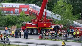 Четыре человека погибли после того, как поезд сошел с рельсов