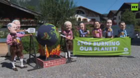 Des militants d'OXFAM manifestent lors du sommet du G7 en Bavière