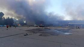 L'Ukraine confirme qu'un missile russe a touché une usine adjacente à un centre commercial incendié
