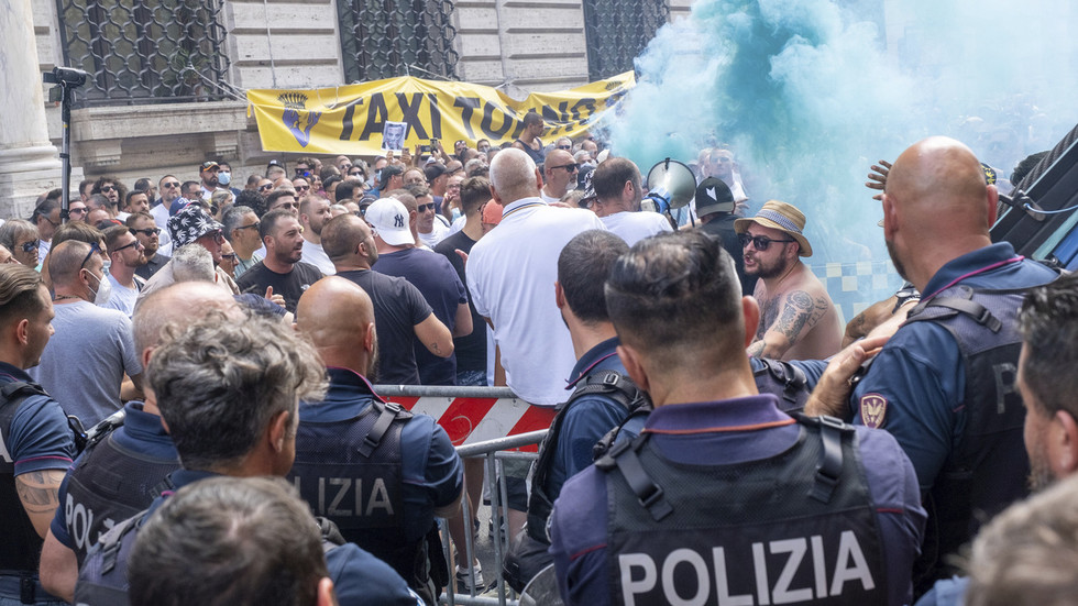 Taxi drivers protest in Rome (VIDEO) — RT World Information