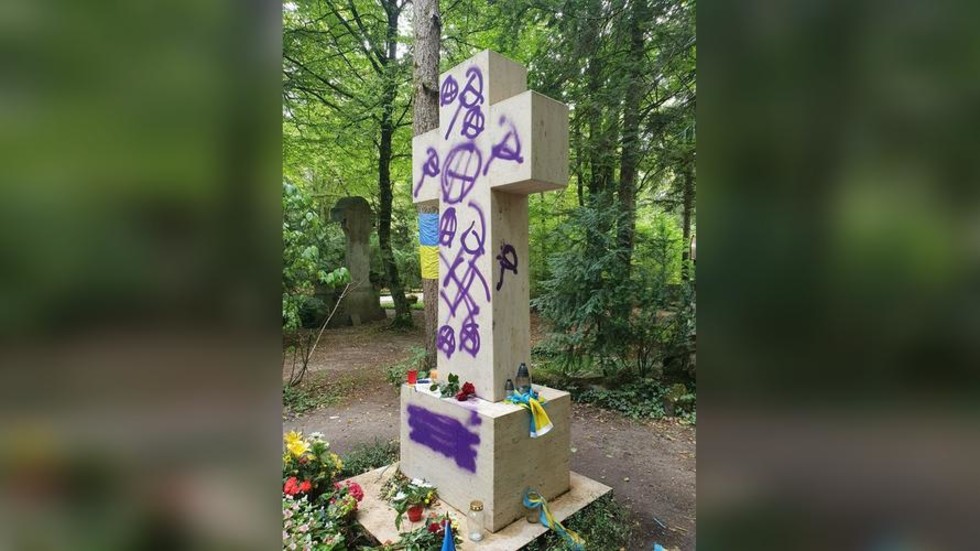 Grave of Ukraine’s Nazi ‘hero’ defaced in Germany