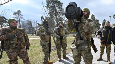 Members of the Ukrainian Territorial Defence Forces examine new Western armament, including NLAW anti-tank systems. © AFP / Genya Savilov