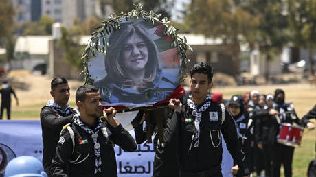 Palestinians hold mock funeral for murdered al-Jazeera journalist Shireen Abu Akleh © AFP / Mahmud Hams