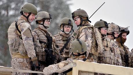 FILE PHOTO: Latvian troops prepare for live-fire exercises at the Adazi military base outside Riga, Latvia, November 21, 2014 © AFP / Ilmars Znotins