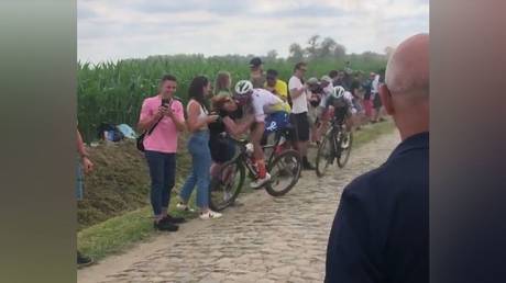 Звезда «Тур де Франс» сломал шею в жестоком столкновении с фанатом (ВИДЕО)