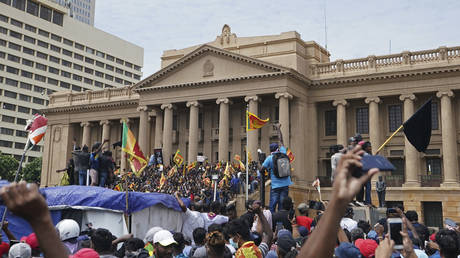 Премьер-министр Шри-Ланки подал в отставку из-за экономического кризиса
