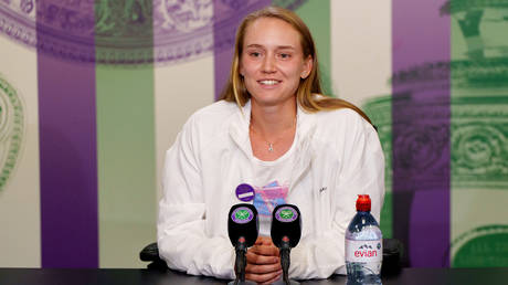 Rybakina won Wimbledon under the Kazakh flag. © AELTC / Joe Toth / Getty Images