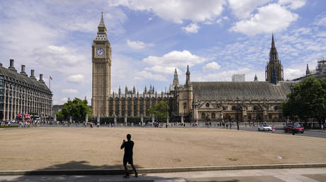 A man takes a picture in Parliament Square in London, Britain, July 13, 2022 © AP / Alberto Pezzali