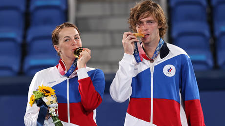 Golden couple: Anastasia Pavlyuchenkova and Andrey Rublev won the mixed doubles at the Tokyo 2020 Games. Clive Brunskill / Getty Images