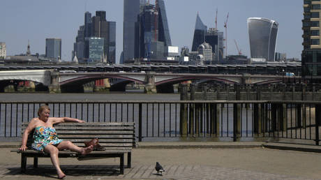 A woman sunbathes near the River Thames in London, Britain, June 17, 2022 © AP / Kirsty Wigglesworth