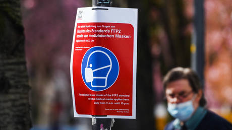FILE PHOTO: A sign to wear face masks in the German city of Bonn. © AFP / Ina Fassbender
