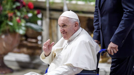 Папа Римский призвал к мирным переговорам между Россией и Украиной