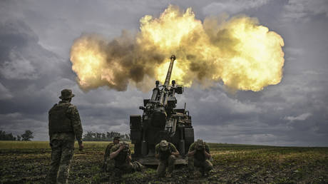 Ukrainian servicemen fire with a French self-propelled Caesar gun towards Russian positions. © AFP / Aris Messinis