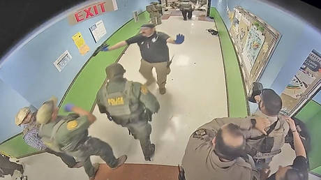 Surveillance video of the authorities responding to the shooting at Robb Elementary School in Uvalde. © AP / Uvalde Consolidated Independent School District