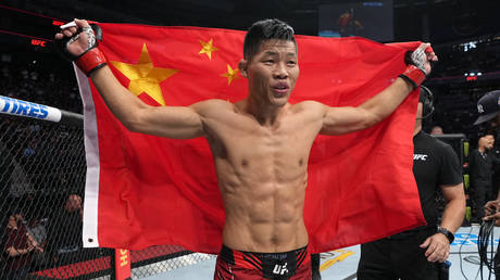 У китайского бойца UFC сорвали флаг после победы (ВИДЕО)