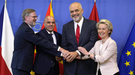 From right, European Commission President Ursula von der Leyen, Albanian Prime Minister Edi Rama, North Macedonia's Prime Minister Dimitar Kovacevski and Czech Republic's Prime Minister Petr Fiala prior to a meeting at EU headquarters in Brussels, Tuesday, July 19, 2022. © AP Photo / Virginia Mayo