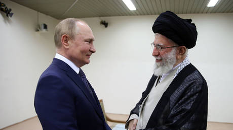 L'ayatollah Ali Khamenei (à droite) et Vladimir Poutine (à gauche) se saluent lors de leur rencontre à Téhéran, Iran, le 19 juillet 2022 © AP / Bureau du guide suprême iranien