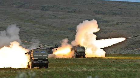 Soldiers fire two rounds from their HIMARS systems. © Sputnik