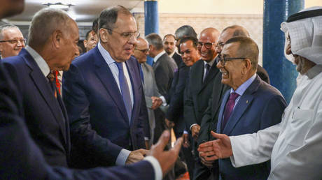 Russian FM Sergey Lavrov greets members of the the Arab League during his visit to Cairo. © AP /  Russian Foreign Ministry