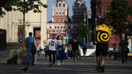 Courier for food delivery service 'Yandex.Food' on Tverskaya Street in Moscow. © Sputnik / Vladimir Astapkovich