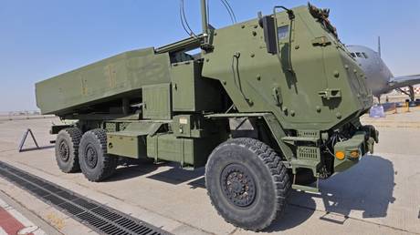 HIMARS rocket launcher parked on the tarmac at the 2021 Dubai Airshow. © AFP / Giuseppe Cacace