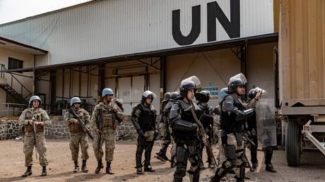 UN soldiers from the peacekeeping mission in the Democratic Republic of Congo (MONUSCO) take position at a looted warehouse at the UN facilities in Goma on July 25, 2022. © Michel Lunanga / AFP