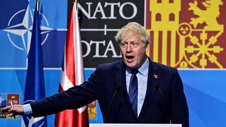 Britain's Prime Minister Boris Johnson addresses media during a NATO in Madrid. © AFP / Javier Soriano