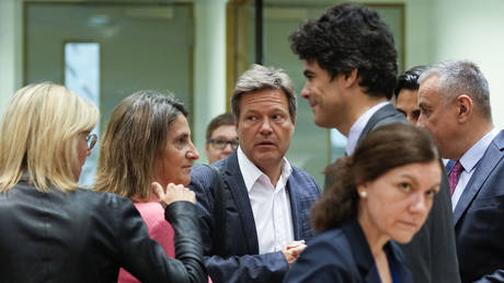 Germany's minister for climate action Robert Habeck speaks with his French and Spanish counterparts at an emergency meeting of EU energy ministers in Brussels. © AP / Virginia Mayo