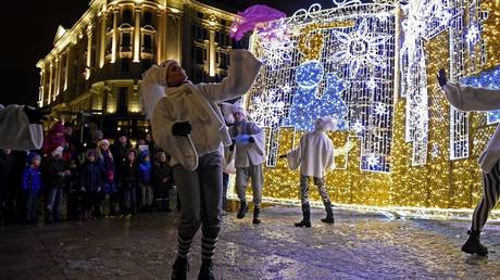 A picture taken on December 3, 2016 shows Street artists performing in front of Christmas lights in Warsaw.
© JANEK SKARZYNSKI / AFP