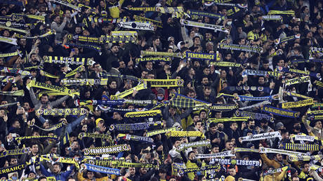 L'UEFA enquête sur les supporters de Fenerbahçe.  © Serhat Cagdas / Agence Anadolu via Getty Images