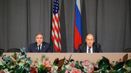 US Secretary of State Antony Blinken (L) and Russian Foreign Minister Sergey Lavrov (R).
