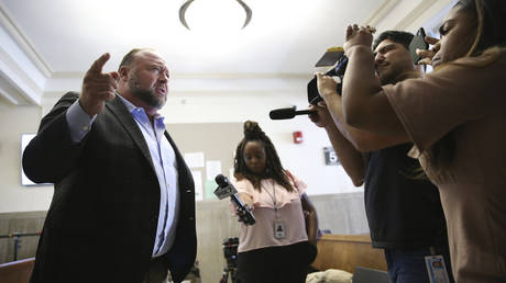 Alex Jones talks to media during a midday break during the trial at the Travis County Courthouse in Austin, Texas, July 26, 2022 © AP / Briana Sanchez