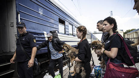Киев распорядился о принудительной эвакуации из подконтрольных Украине территорий ДНР.