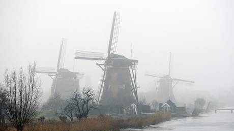 FILE PHOTO: Heavy fog covers windmills at Kinderdijk, near Rotterdam, The Netherlands, January 18, 2010 © AFP /Robert Vos