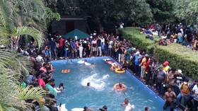 Protestocular başkanın havuzunda yüzüyor (VİDEOLAR)