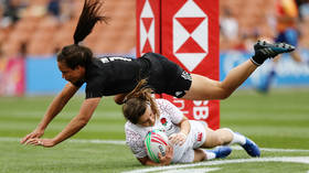 Otra nación bloquea a las jugadoras trans de rugby de la competencia femenina — RT Sport News