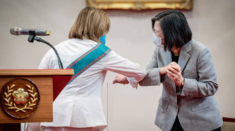 PHOTO DE FICHIER.  Nancy Pelosi, à gauche, accueille Tsai Ing-wen, à droite, à Taipei, Taiwan.  ©Chien Chih-Hung / Bureau du président via Getty Images