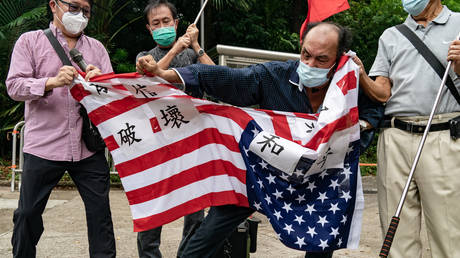 FILE PHOTO. Pro-China supporters in Hong Kong protest against Nancy Pelosi's visit to Taiwan. ©Anthony Kwan / Getty Images