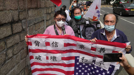 Une manifestation contre la visite de la présidente de la Chambre des représentants des États-Unis, Nancy Pelosi, à Taïwan, à Hong Kong, Chine, le 3 août 2022. © AP Photo / Kin Cheung