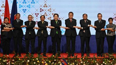 The foreign ministers of ASEAN nations, including Japan’s Yoshimasa Hayashi (5th from the left) and China’s Wang Yi (2nd from the right), pose for a photo in Phnom Penh. © AFP / Tang Chhin Sothy