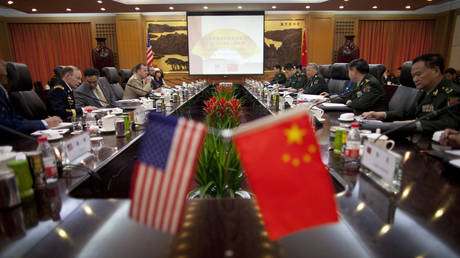 من الملف: كبار الجنرالات الولايات المتحدة (يسار) والصين (يمين) ووفودهم يتحدثون خلال اجتماع بمبنى بايي في بكين.  © AFP PHOTO / POOL / Alexander F. YUAN