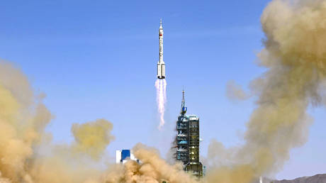A Long March 2F carrier rocket carrying the Shenzhou-14 spacecraft blasts off from the Jiuquan Satellite Launch Center. © VCG / VCG via Getty Images