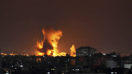 Smoke rises following Israeli airstrikes on a building in Gaza City, August 5, 2022