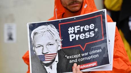 A man takes part in a demonstration in support of Wikileaks founder Julian Assange who is facing extradition to the USA in Brussels on April 23, 2022.