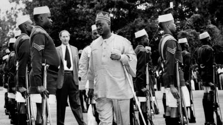 Kenyan Interior minister Oginda Odinga reviews an honour guard of local policemen, September 1, 1963, in Kiambu. © AFP