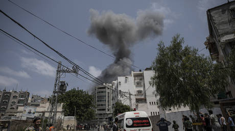 Smoke rises after Israeli airstrikes on residential building, in Gaza City, August 6, © AP / Fatima Shbair