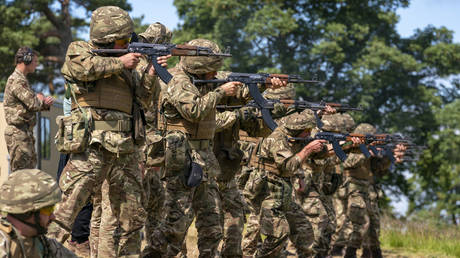 De nouvelles recrues de l'armée ukrainienne sont formées par des spécialistes de l'armée britannique dans une base militaire près de Manchester, en Angleterre, le 7 juillet 2022 © AP/Louis Wood